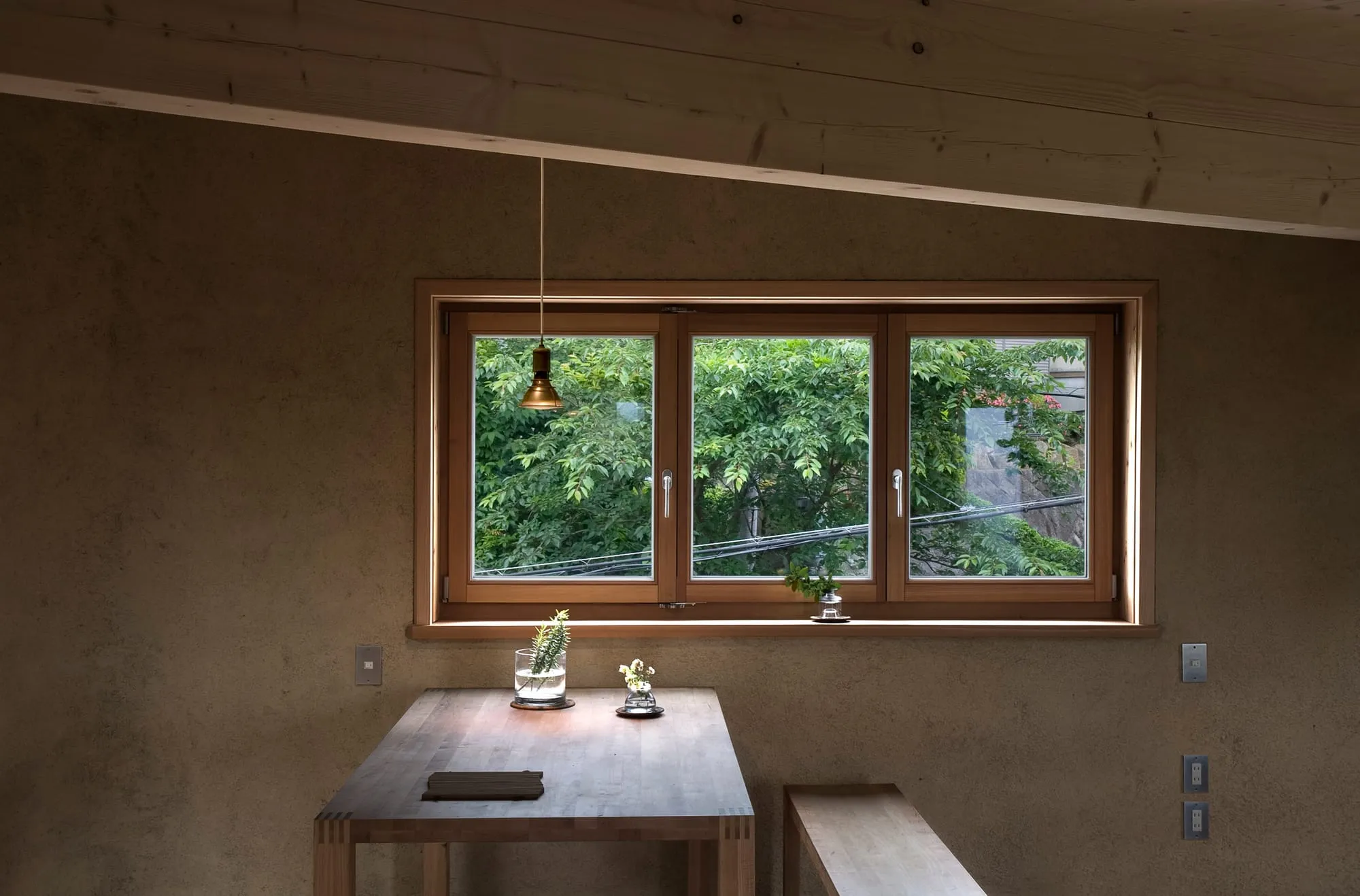 自然素材の部屋と窓からの緑