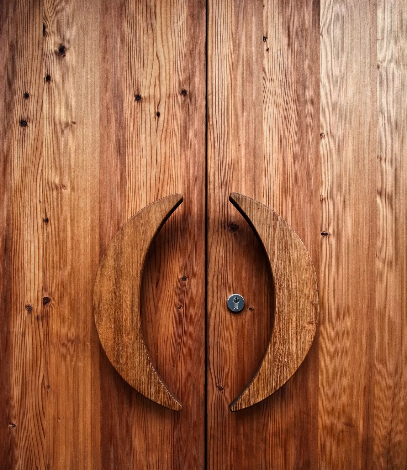 個性的な取手の木製ドア