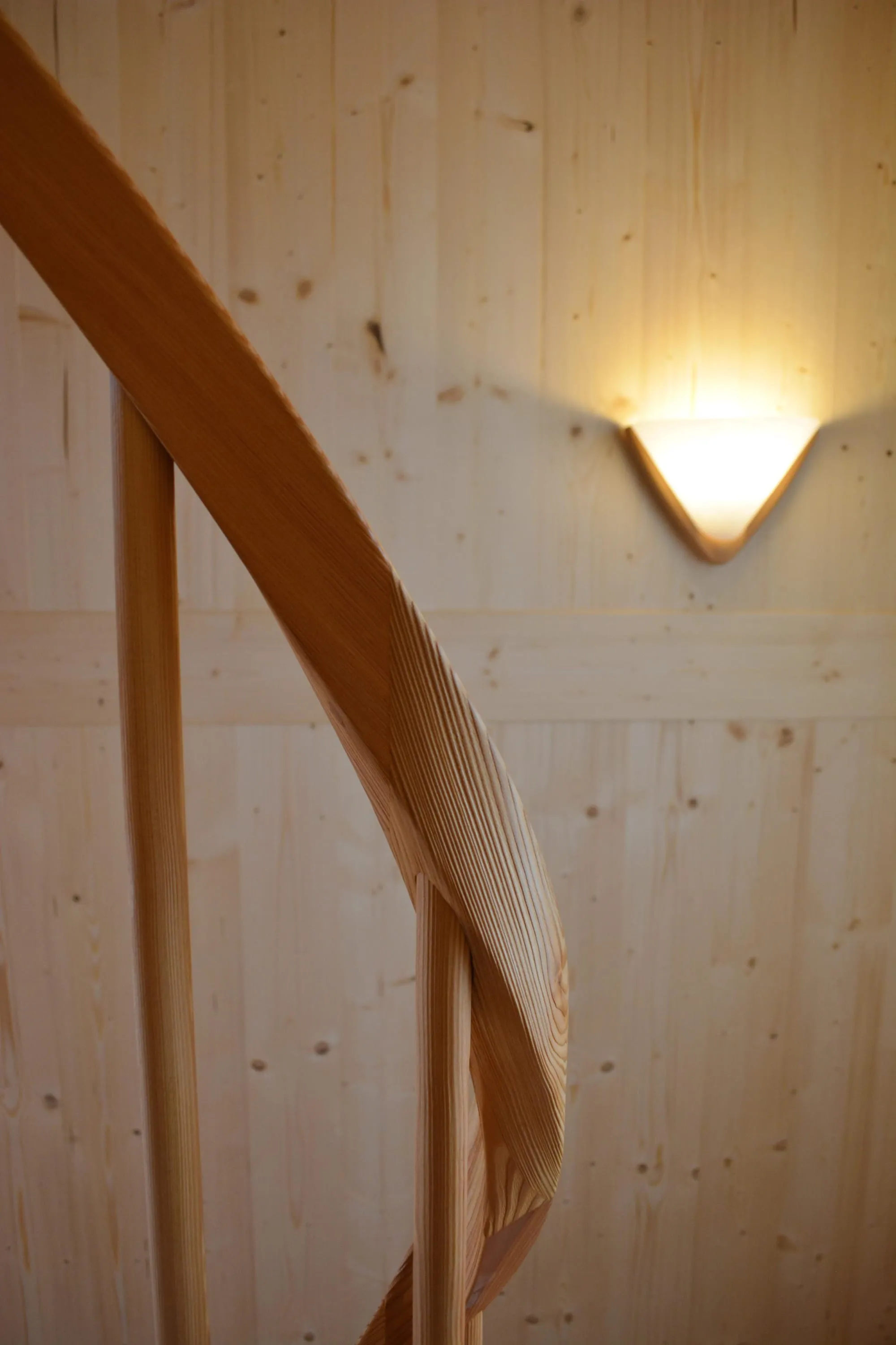 無垢材の曲線を活かした階段手すり