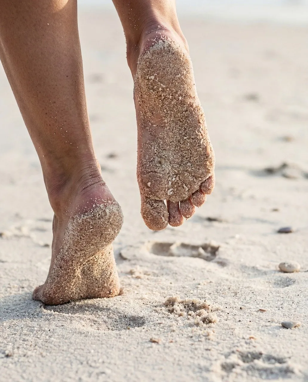 砂浜を裸足で歩く足元